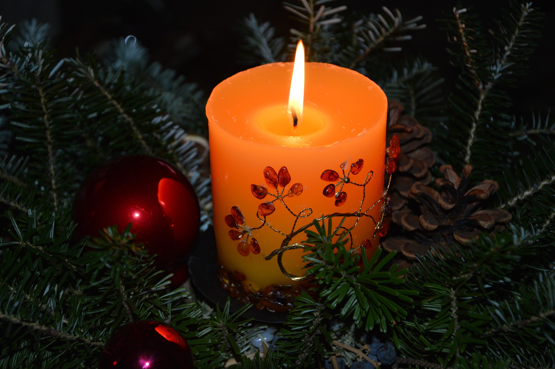 PERUTTU! Omaishoitajien ja hoidettavien adventtijuhla Oranssi palava kynttilä