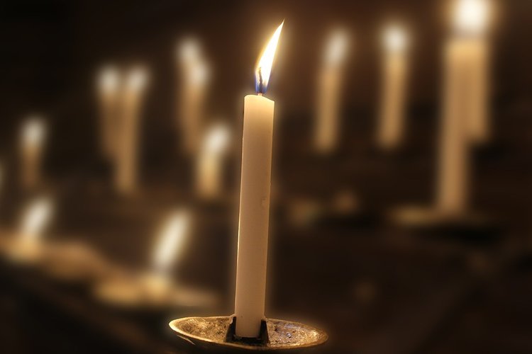 Kynttilöiden sytytys itsemurhan tehneiden muistolle Kynttilöiden sytytys itsemurhan tehneiden muistolle
