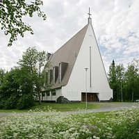 Veitsiluodon kirkko, valkoinen rakennus ja harmaa katto