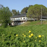 Saarenottan kurssi- ja leirikeskus, nurmikkoa etualalla