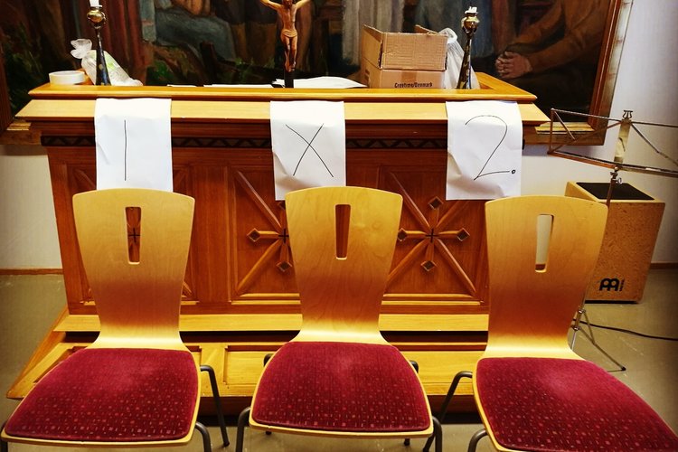 Tuoleja alttarin edessä seurakunnan leirikeskuksessa.