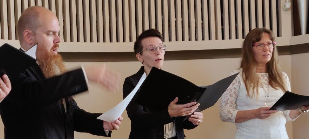 Kolme kanttoria laulamassa, yksi mies ja kaksi naista