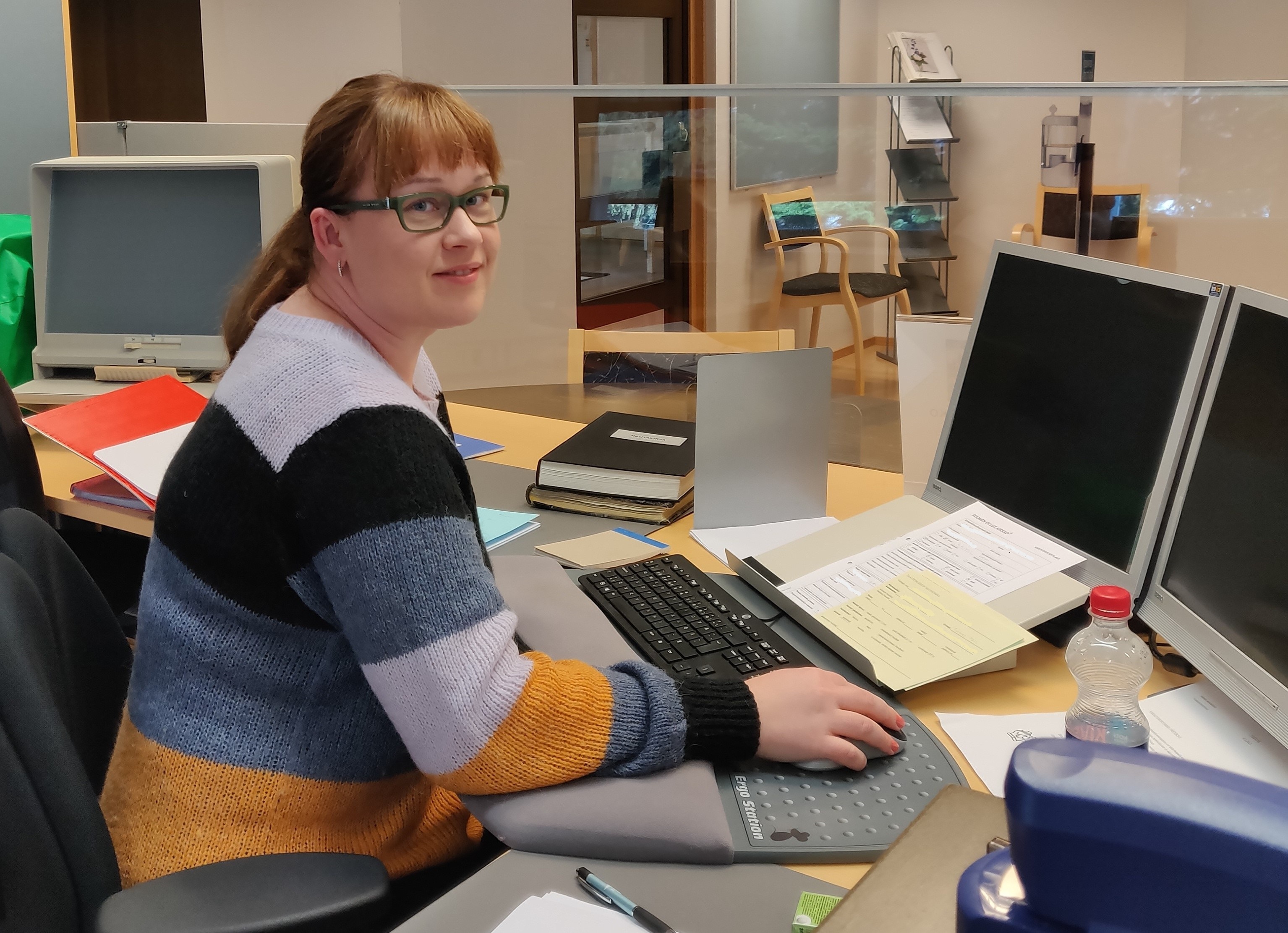 Toimistosihteeri Mari Koivisto istuu virastossa tietokoneen ääressä