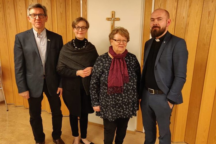 Neljä henkilöä: kirkkoneuvoston puheenjohtajat ja kirkkovaltuuston puheenjohtajat