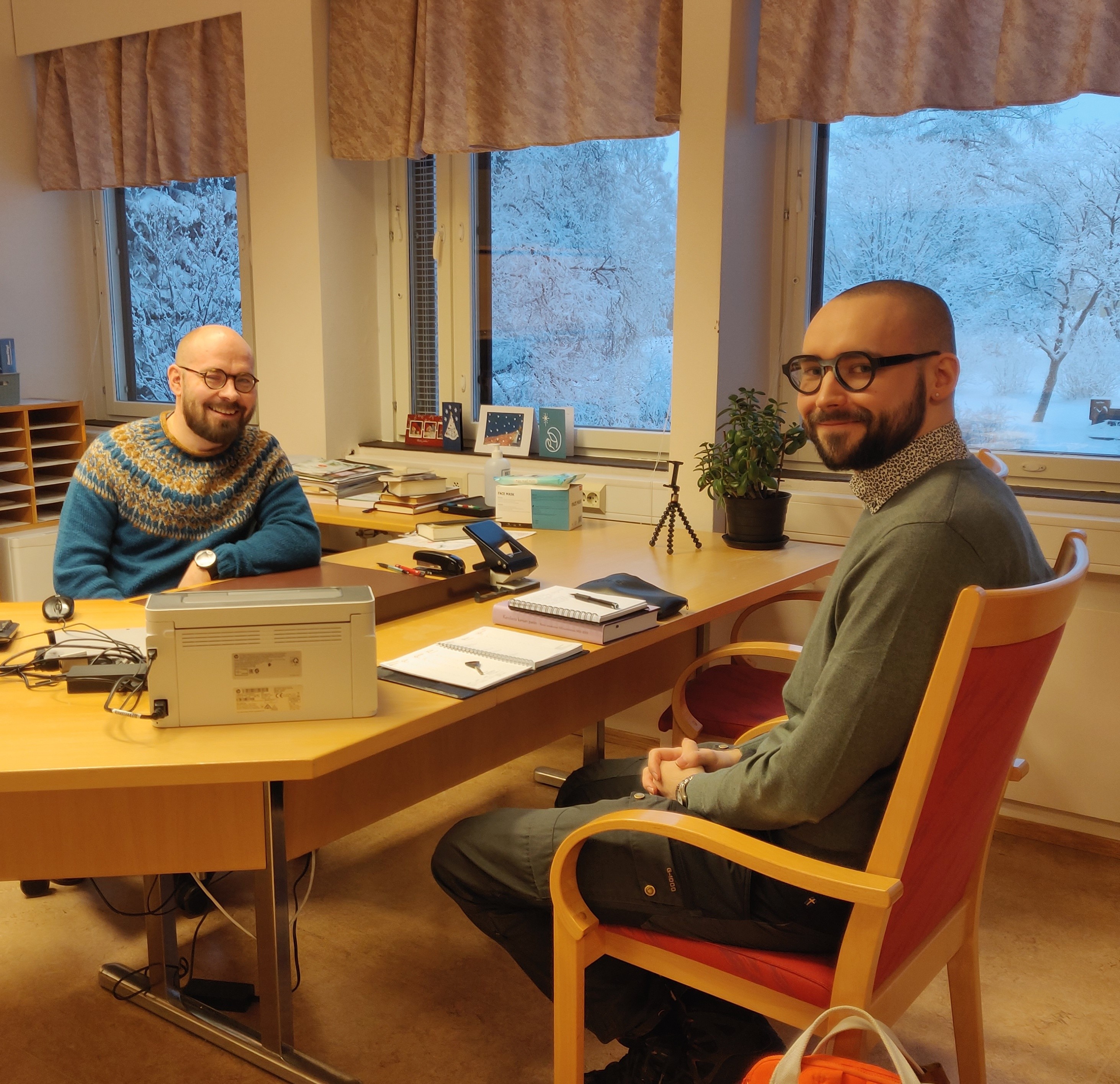 Kirkkoherra Tuomas Tölli ja vs. seurakuntapastori Roope Syngelmä istumassa kirkkoherran työhuoneessa.