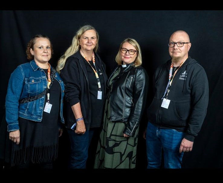 Kuvassa vasemmalla Annika, Virpi, Elina pappi ja Hannu
Kuva otettu Maata näkyvissä Pohjoinen ulottuvuus Tornio